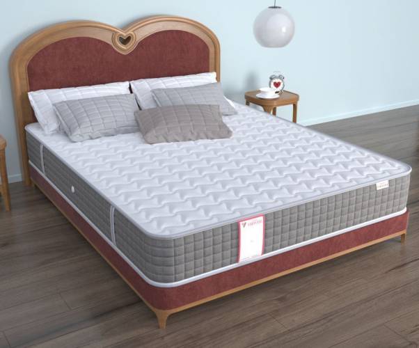 Романтичный матрас Romantic Sleep на кровати для уютного сна